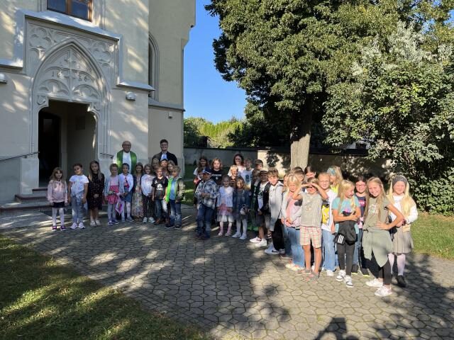 Schüler vor der Kirche