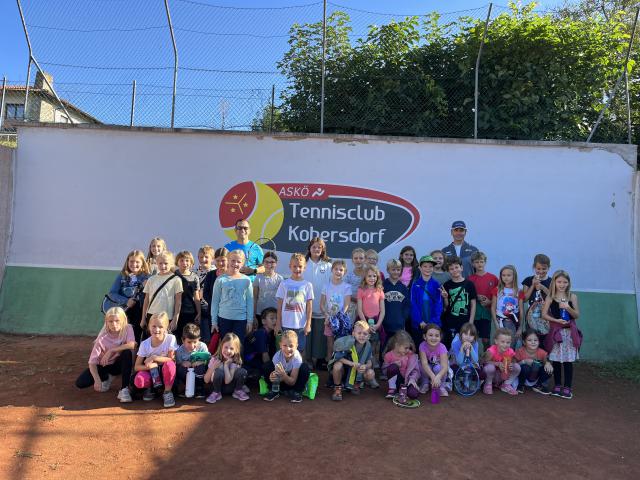 Marin Pauer und Andreas Braunizar vom Tennisverein Kobersdorf mit Kindern